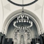 Umroh Juni 2026: Cuaca Teduh, Fasilitas Lengkap, dan Travel Terpercaya 4 a group of people standing in a large building