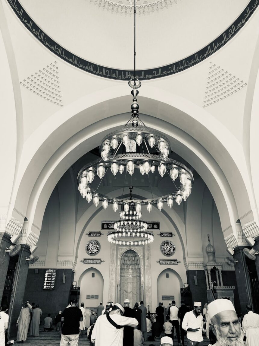 Umroh Juni 2026: Cuaca Teduh, Fasilitas Lengkap, dan Travel Terpercaya 1 a group of people standing in a large building