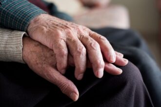 ilustrasi tangan orang tua