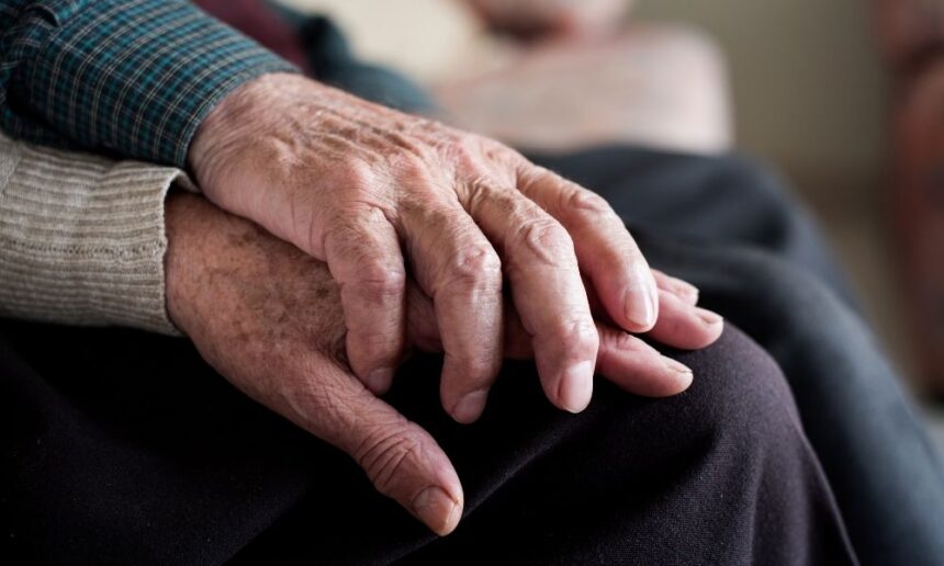 ilustrasi tangan orang tua